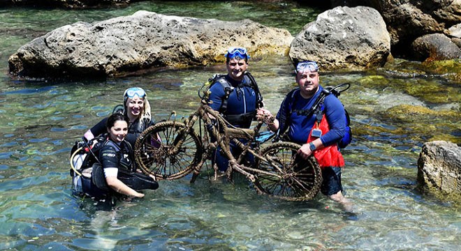Antalya da deniz dibinden bisiklet ve balık kafesi çıktı