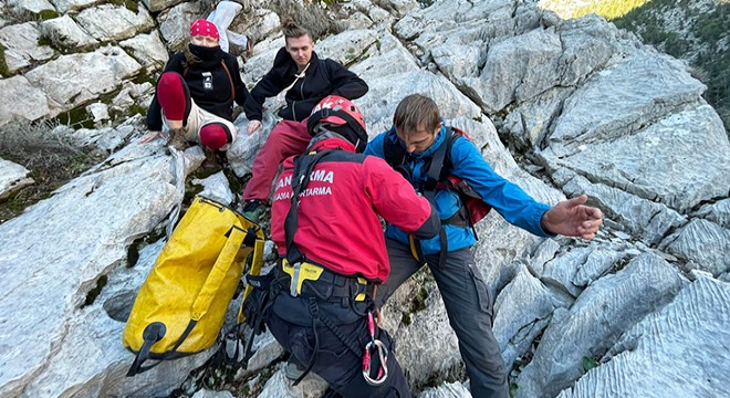 Dağ yürüyüşünde mahsur kalan Rus turistler kurtarıldı