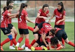 Muratpaşalı kadın futbolcular sevinçli