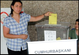 Antalya da gurbetçiler oy kullanmaya başladı