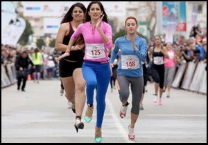Kadınlar topuklu ayakkabıyla birincilik için koştu