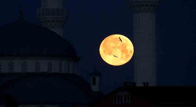  Kanlı Ay Tutulması  İstanbul da görüntülendi