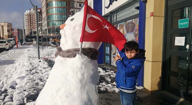 10 yaşındaki Muhammed in bayrak sevgisi kamerada