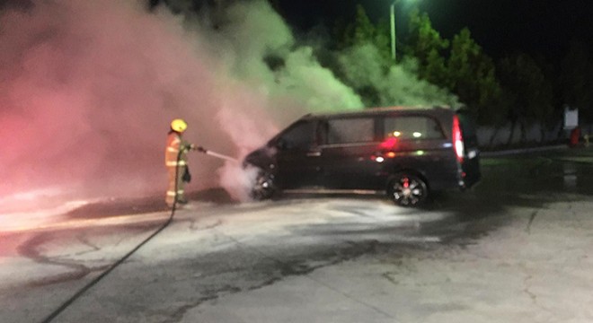 Akaryakıt istasyonunda park halindeki minibüs yandı