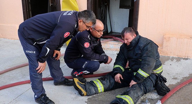 Ambulans gelene kadar yaralı itfaiye erine ayran ikram ettiler