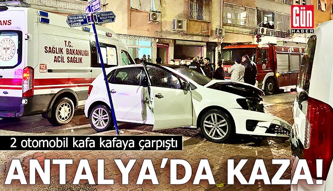 Antalya'da 2 otomobil kafa kafaya çarpıştı