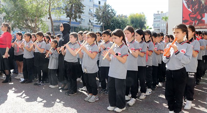 Antalya da 850 öğrenci flütle marş çalıp söyledi