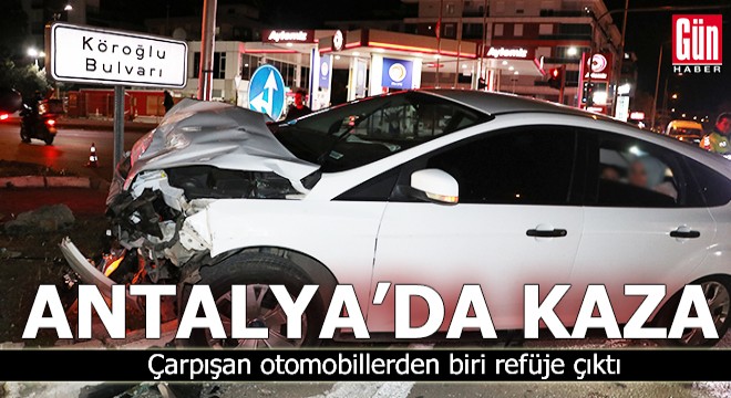 Antalya da çarpışan otomobillerden biri refüje çıktı