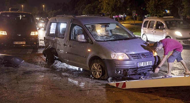 Antalya da ehliyetsiz sürücü otomobili hurdaya çıkardı