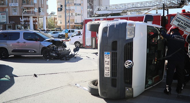 Antalya da hatalı dönüş kazası: 3 yaralı