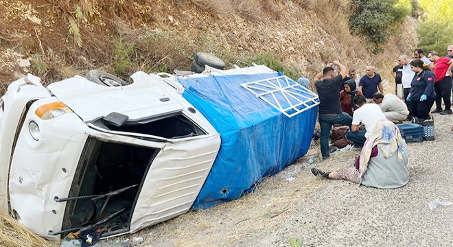 Antalya da işçileri taşıyan kamyonet devrildi: 8 yaralı