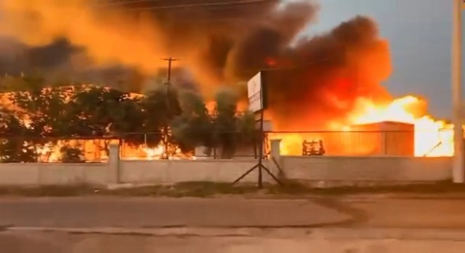 Antalya da kağıt fabrikası yandı