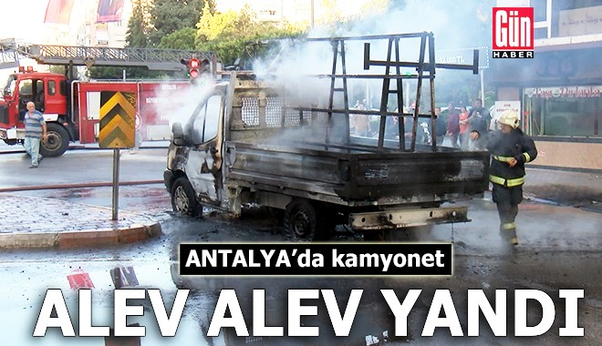 Antalya'da kamyonet seyir halinde yandı