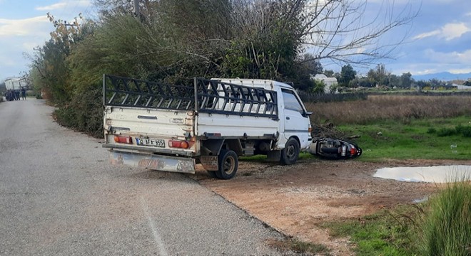 Antalya da kamyonetle motosiklet çarpıştı: 2 yaralı