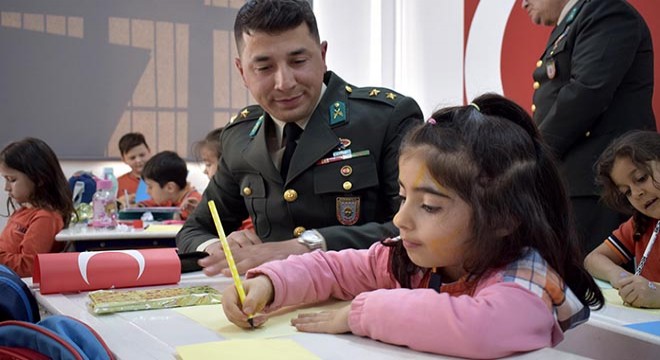 Antalya da minik ellerden Mehmetçiğe mektup