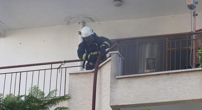 Antalya da şofbenden çıkan yangın apartmandakileri sokağa döktü