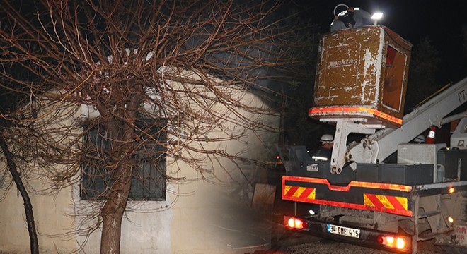 Antalya da tek katlı evin çatısı yandı