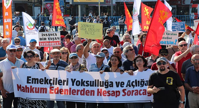 Antalya daki emekliler yürüdü