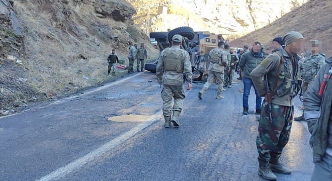 Askeri araç devrildi; 2 asker yaralı