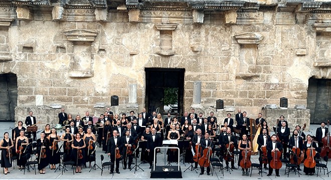 Aspendos ta  Hollywood  gecesi