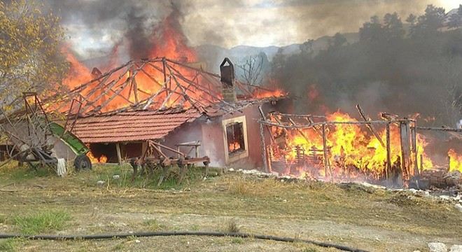 Bahçesindeki kuru otları temizlerken evi yandı