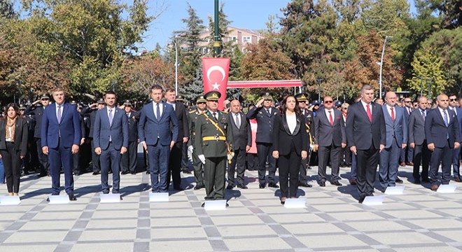 Burdur da çelenk sunma töreni yapıldı