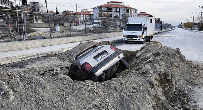 Çukura düşen otomobilin sürücüsü yaralandı