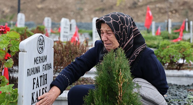 Depremin 2 nci yıl dönümünde mezarlıklarda yoğunluk