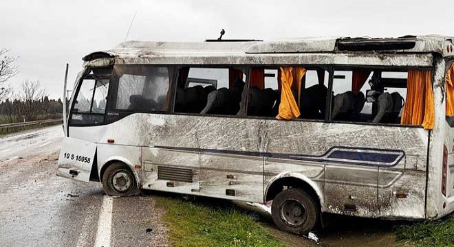 İşçileri taşıyan midibüs takla attı: 18 yaralı