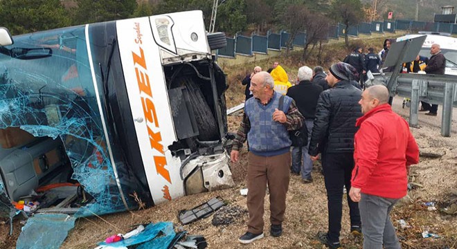 Isparta da yolcu otobüsü devrildi; 1 ölü, 24 yaralı