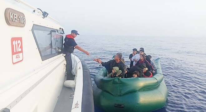 İzmir de 44 kaçak göçmen kurtarıldı, 23 kaçak göçmen yakalandı