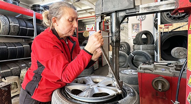 Kanseri yenen Remziye, lastik tamirciliği yapıyor