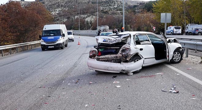 Kaza yapan araçlara kamyonet çarptı: 2 yaralı