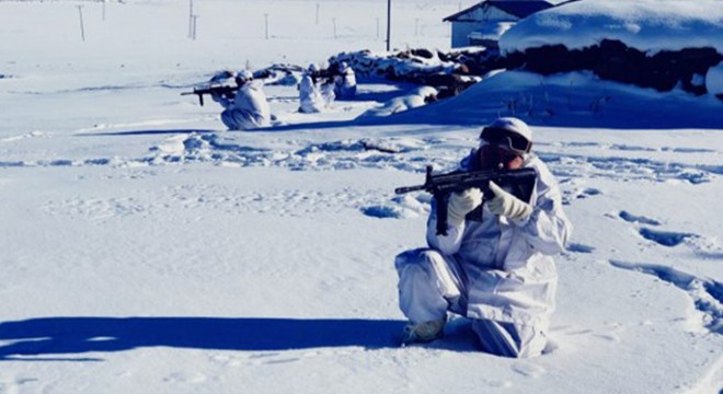 Kışın evlerin boşaltıldığı yaylada, komandolardan operasyon