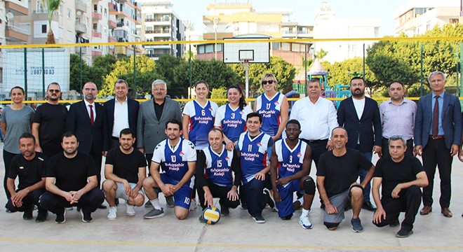 Kumluca da öğretmenler arası voleybol turnuvası