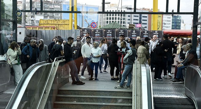 Metro İstasyonu nda intihar girişimi: Seferler aksıyor