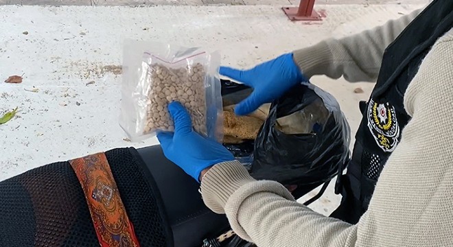 Motosikletindeki pidenin arasından 972 uyuşturucu hap çıktı