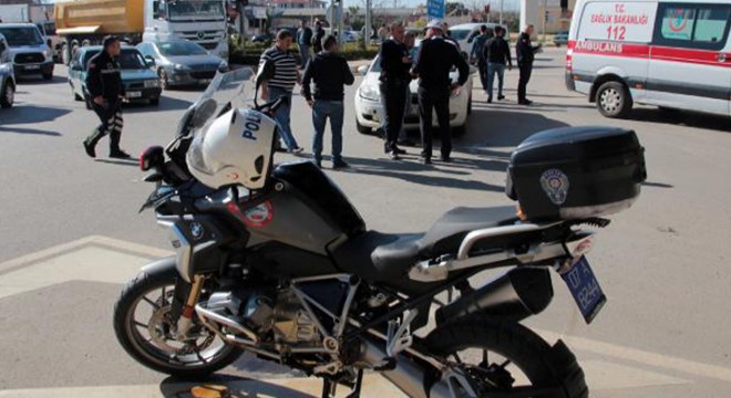 Motosikletli polis memurları otomobile çarptı