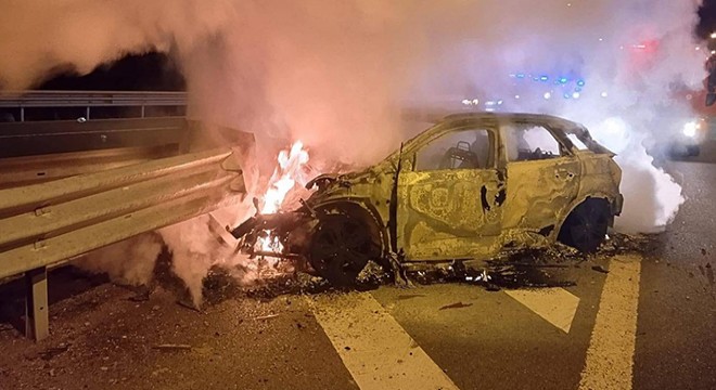 Otomobil bariyere çarpıp alev aldı; baba ve kızı yaralandı