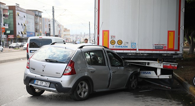 Otomobiliyle park halindeki TIR a çarpan sürücü yaralandı