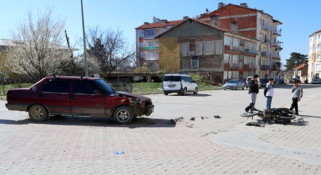 Otomobille motosiklet çarpıştı: 1 yaralı