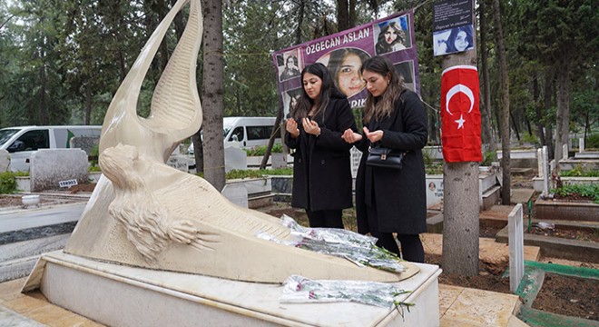 Özgecan Aslan, mezarı başında anıldı