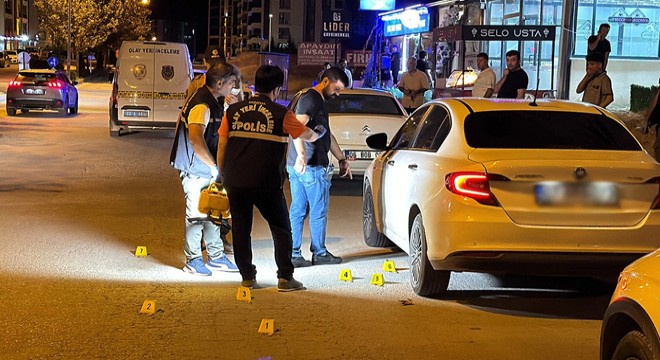 Polisin çevirdiği araçtan ceset çıktı