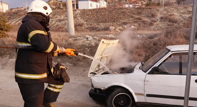 Polisten kaçarken otomobiliyle 5 araca çarptı