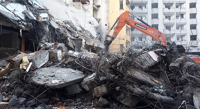 Rize de riskli binaların yıkımı sürüyor