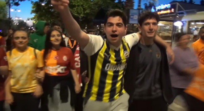 Şampiyonluk kutlamalarına Fenerbahçeliler de katıldı