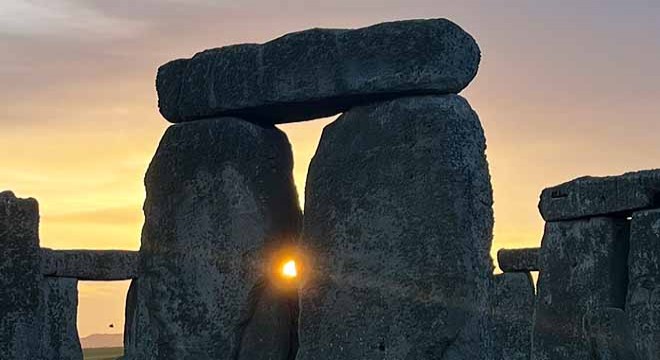 Stonehenge de binlerce kişi kış gün dönümünü kutladı