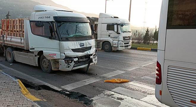 TIR, personel servisine çarptı: 4 yaralı