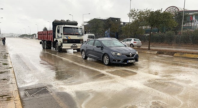 Tuzla da yanan fabrika çevresinde yağmur tedirginliği