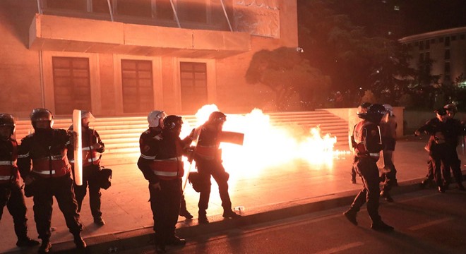 Ülke karıştı: Sokaklar savaş alanına döndü